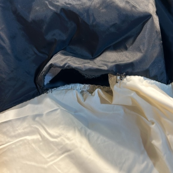 Old Navy. Ladies Puffer Jacket. 1 small rip. - Picture 5 of 5